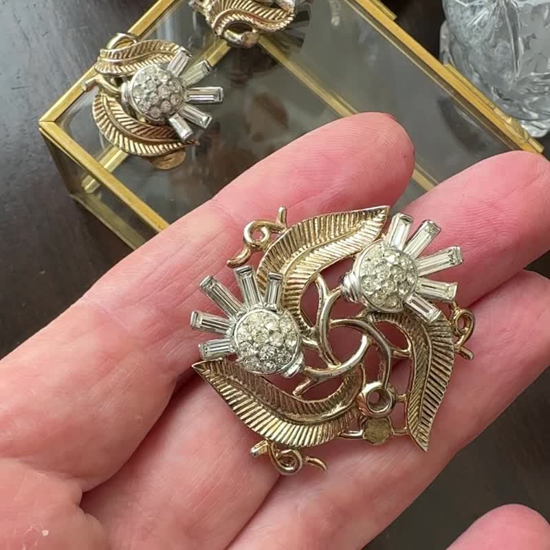 Rare Trifari Antique Thistle Flower Brooch and Clip-on earrings set from 1950s - 胸針 - 其他金屬 多色