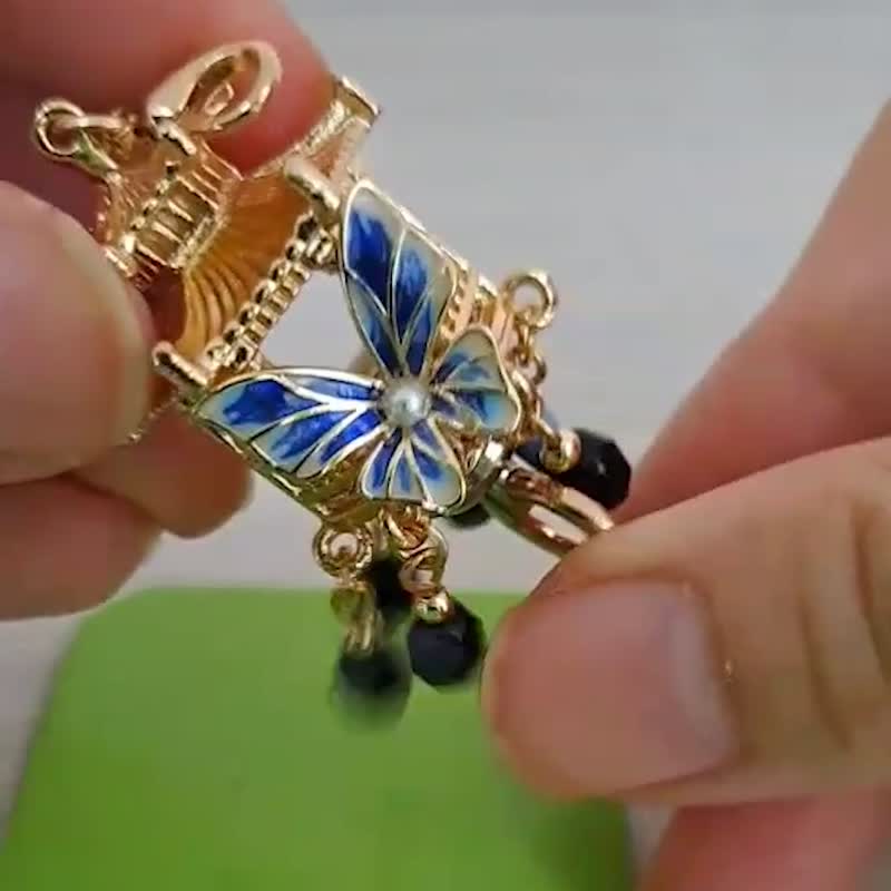 微光系列【拈花微笑】~鳶尾花髮簪 (含琺瑯蝴蝶宮燈流蘇) - 髮圈/髮夾 - 其他金屬 藍色