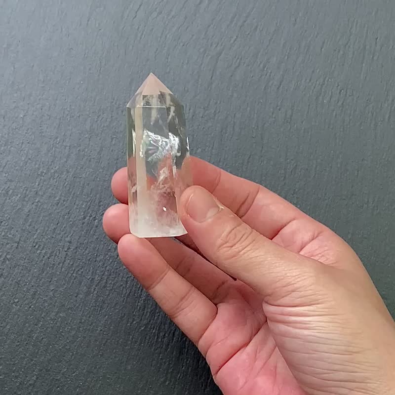 能量擺件-天使之翼 天然冰透彩虹藍針白水晶能量柱 快速出貨 - 擺飾/家飾品 - 水晶 白色