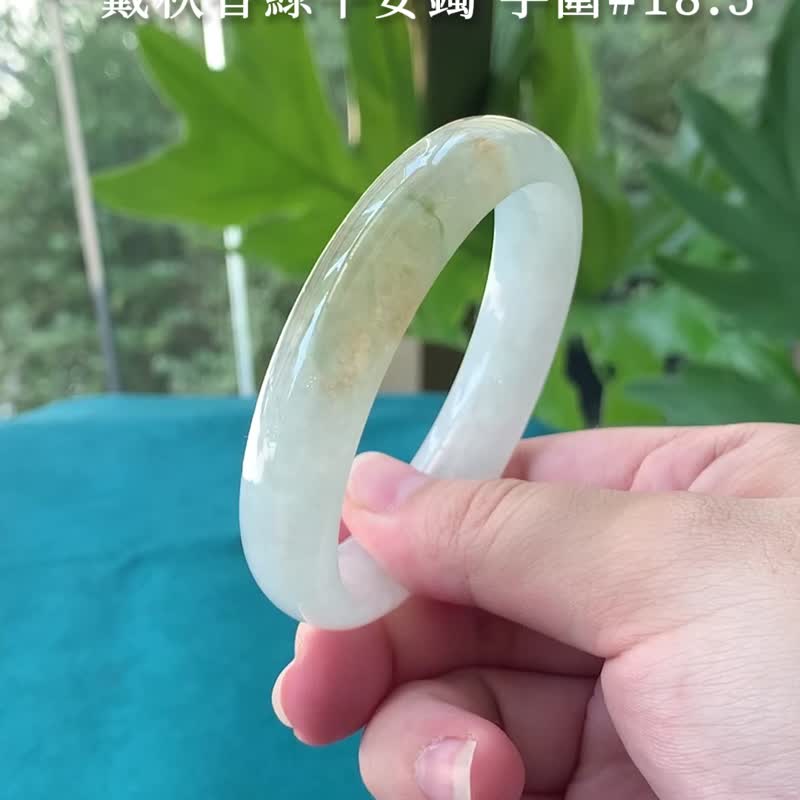 A pair of autumn fragrant green | ice waxy light green gold-sprinkled peace bracelet / hand circumference 18.5 | natural A jadeite bracelet - Bracelets - Jade Green