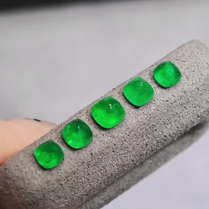 濃い緑色で鮮やかな、ザンビア産のエメラルド シュガー ローフ宝石のグループ - リング・指輪 - 宝石 グリーン