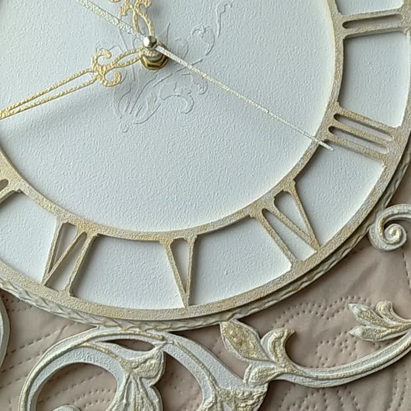 掛鐘 Small white wall clock with gold ornament in vintage style Roman numerals - 時鐘/鬧鐘 - 木頭 白色