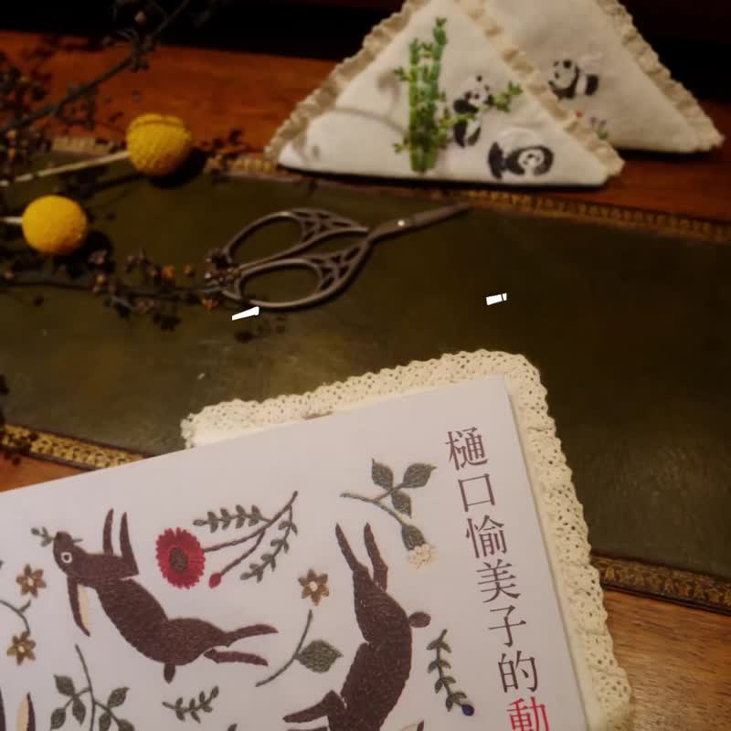 *貓熊系列書籤* 手工刺繡 貓熊花草書籤 - 書籤 - 繡線 