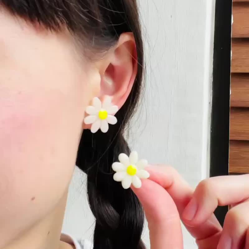 large daisy Clip-On earrings - ต่างหู - ดินเหนียว สีเหลือง