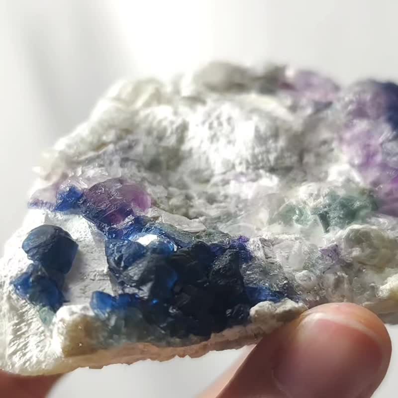 レインボーフローライト モンゴル産 レア原石 知恵 招財 七つのチャクラ コレクション 置物 単品 ギフト - 置物 - 宝石 多色