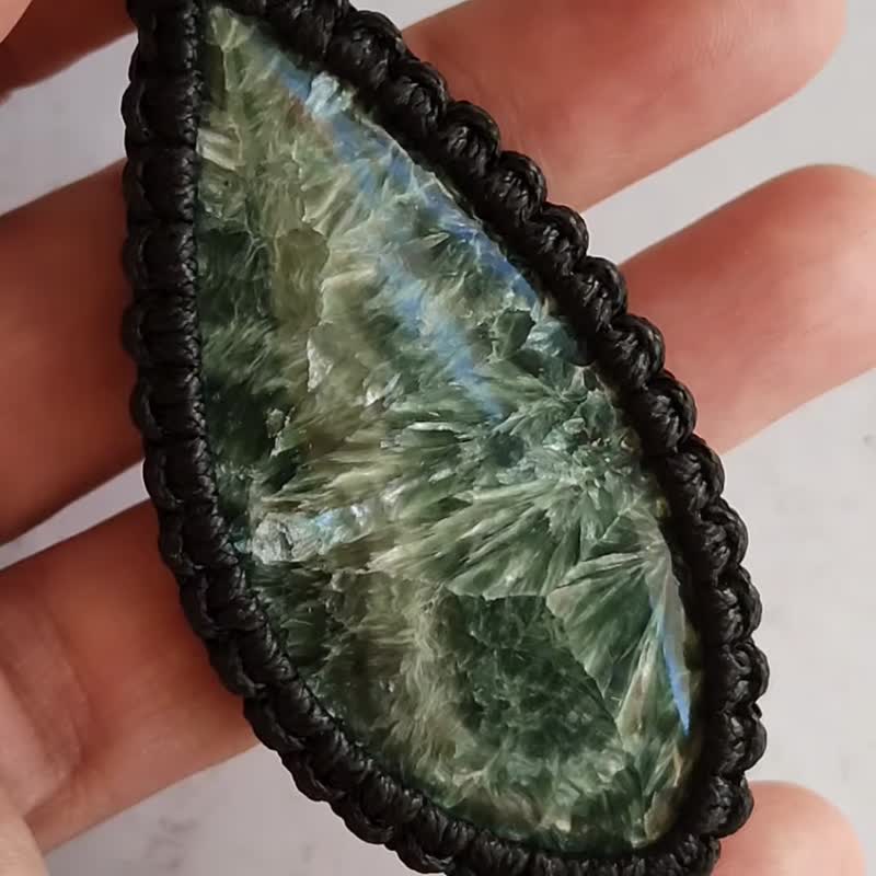 Large SERAPHINITE (clinochlore) pendant, rare Angel energy calm stone - สร้อยคอ - เครื่องเพชรพลอย สีเขียว