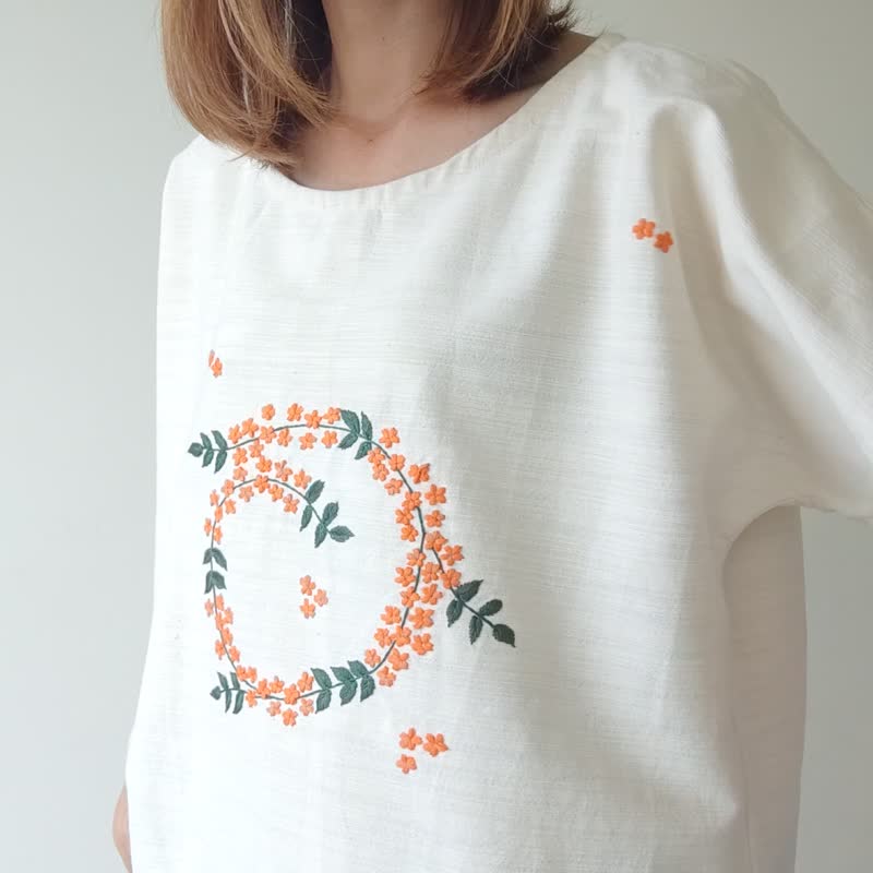 Lili Orange Flower - เสื้อผ้าฝ้ายทอมือ ปักมือเกลียวดอกไม้ส้มสด - เสื้อผู้หญิง - ผ้าฝ้าย/ผ้าลินิน ขาว