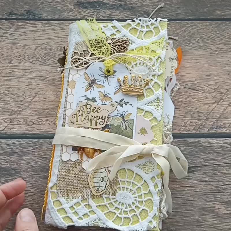 Honeybee junk journal handmade Queen bee dairy Botanical notebook - 筆記本/手帳 - 紙 黃色