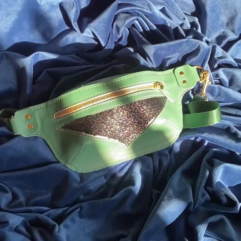 Green leather belt bag with iridescent embroidery, handmade unisex fanny pack - 側背包/斜背包 - 真皮 綠色