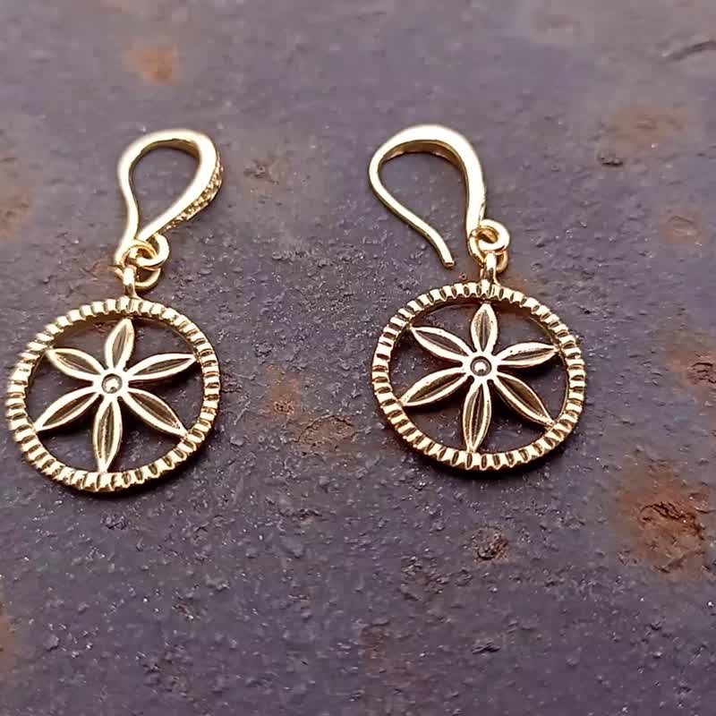 Handmade brass flower in a circle earrings,handmade ukrainian brass jewellery - 耳環/耳夾/耳骨夾 - 銅/黃銅 金色
