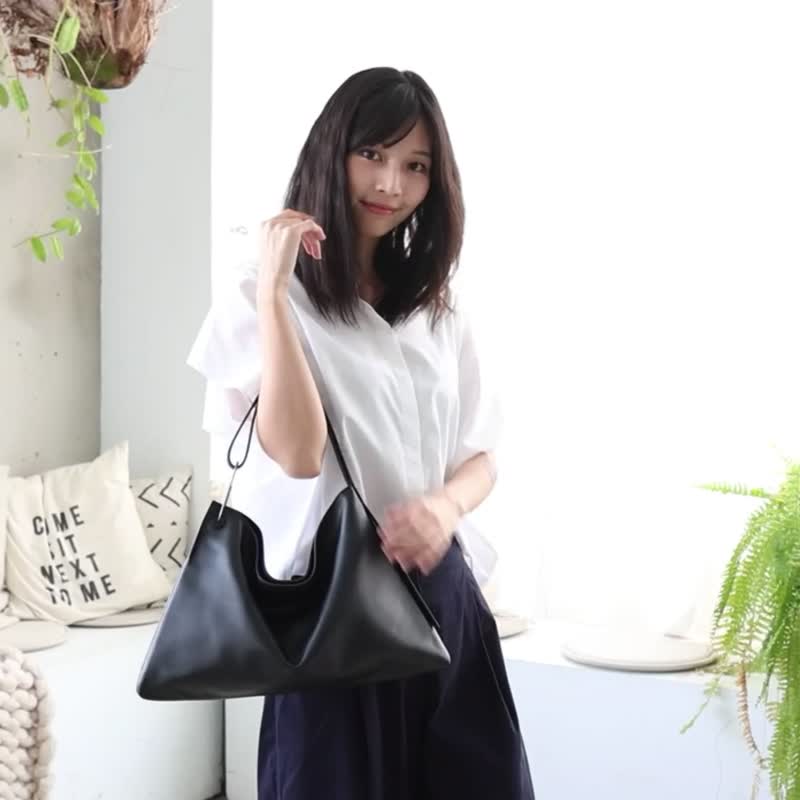 Equilateral Triangle Hobo Bag 等邊三角側背包-義大利納帕牛皮 - 側背包/斜孭袋 - 真皮 黑色