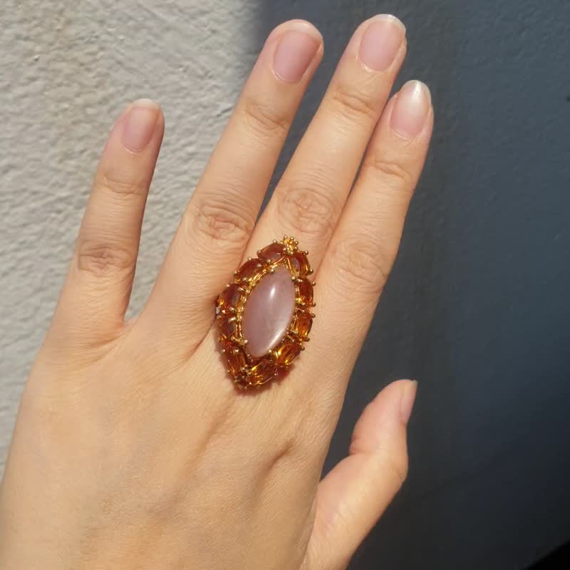 Peach moonstone ring decorated with Citrine gemstones, silver 925 - 戒指 - 寶石 粉紅色