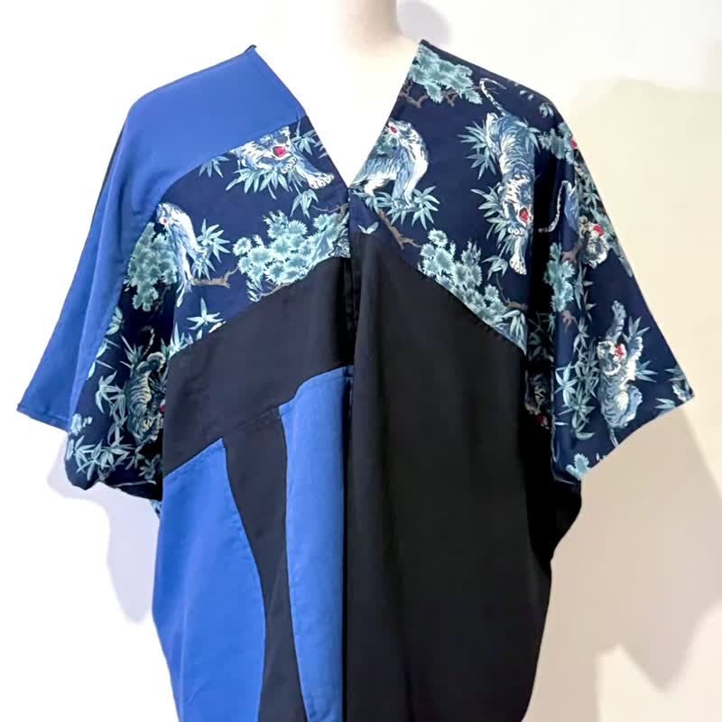 透氣寬版設計不對稱藍黑拼接松竹虎中性四角衣罩衫 - 女襯衫 - 棉．麻 藍色