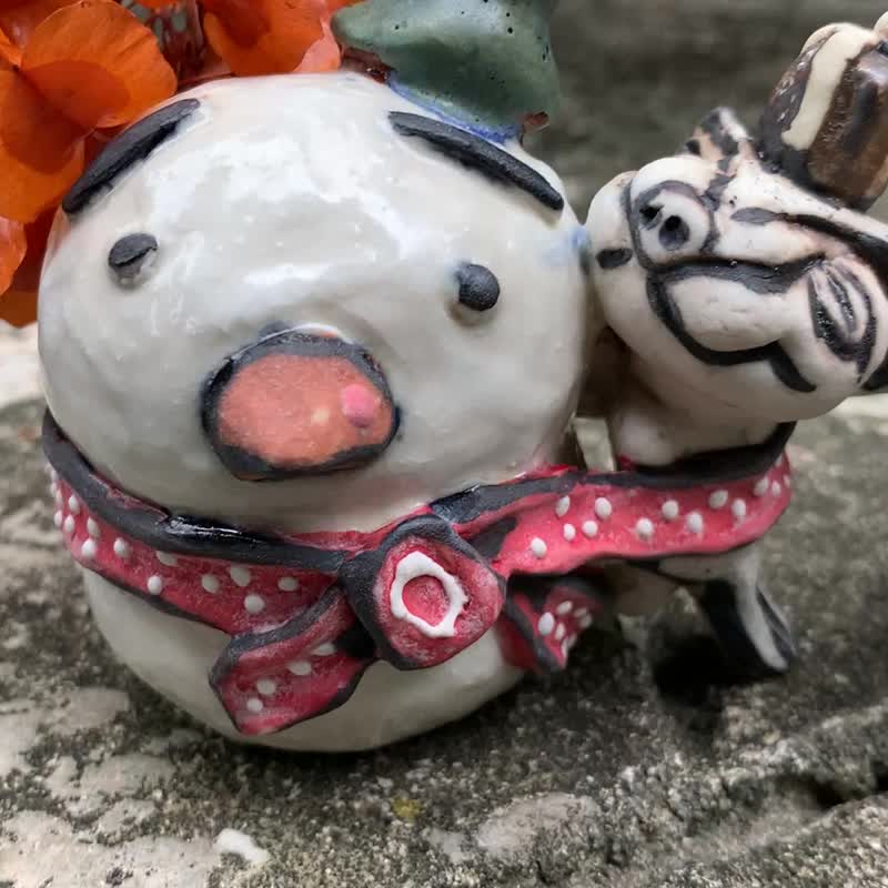 好朋友-雪鳥與微笑狗狗/陶瓷公仔/瓷偶/小花器/療癒 - 公仔模型 - 陶 粉紅色