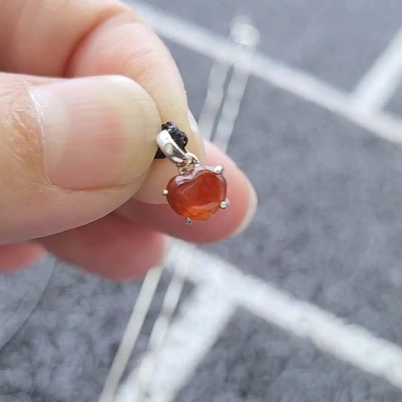 【親翠】天然翡翠 冰紅翡油亮似紅寶石愛心925純銀厚鑲精品鎖骨鏈 - 項鍊 - 玉石 紅色
