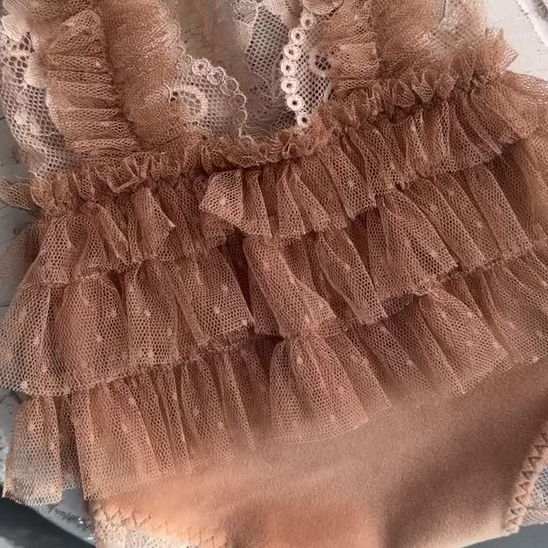 Brown romper with lace for newborn girls: the perfect outfit for a little girl - 嬰兒手鍊/飾品 - 其他金屬 咖啡色