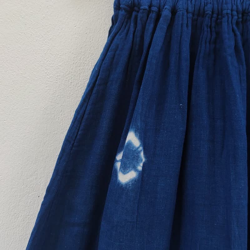 Salu Bubble - กระโปรงเอวยางยืดผ้าสาลูนิ่ม มัดย้อมฟองฟู่ - กระโปรง - ผ้าฝ้าย/ผ้าลินิน สีน้ำเงิน