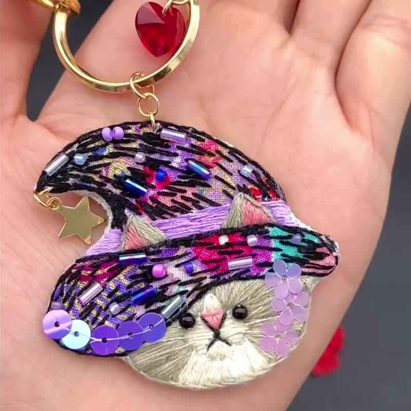 Wizard cat. Hand-embroidered pendant/brooch/keychain/(customizable) - พวงกุญแจ - งานปัก สีม่วง