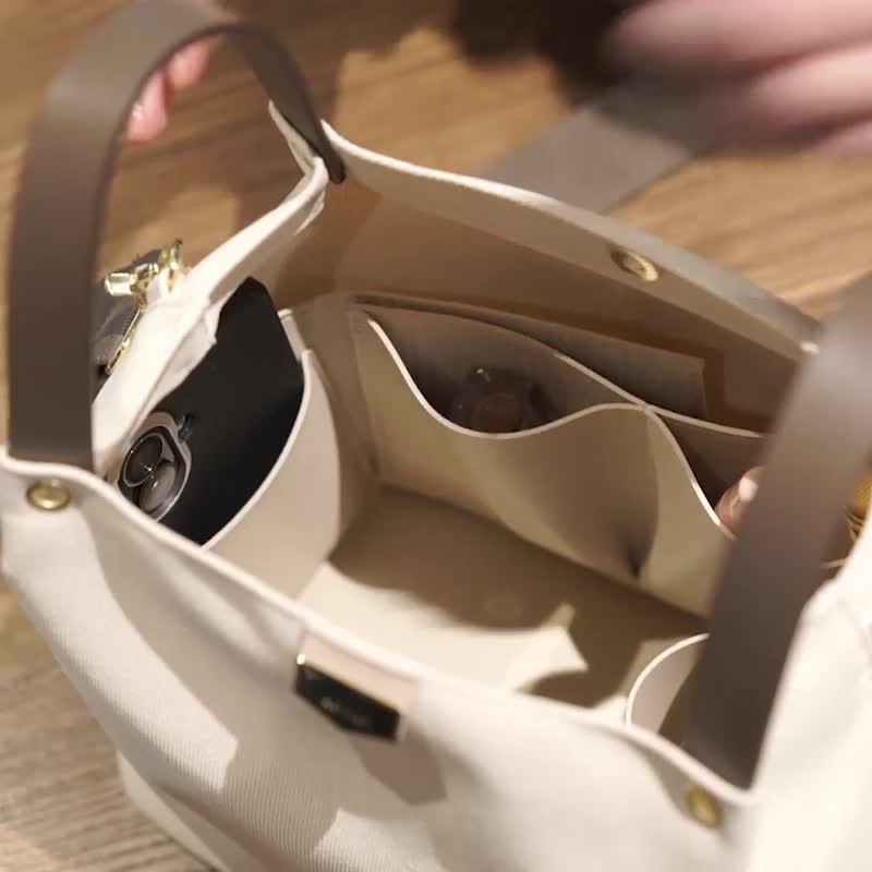 Wàndering防潑水牛皮肩背包/燕麥杏 - 手提包/手提袋 - 真皮 白色