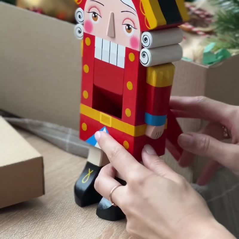 くるみ割り人形のおもちゃ木製フィギュア クリスマス ギフト、くるみ割り人形の兵士のクリスマスの装飾 - 人形・フィギュア - 木製 レッド