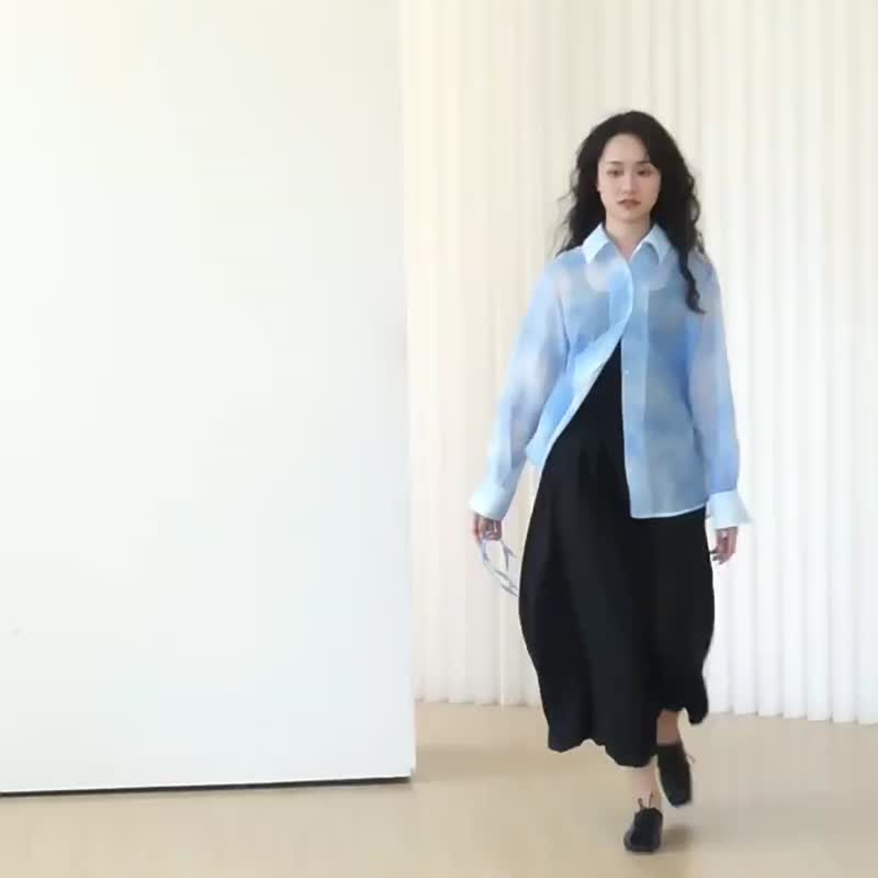 灰矮星 2色 a piece of sky 手工紮染襯衫 氛圍玉石扣雙層領襯衣 - 女襯衫 - 棉．麻 灰色