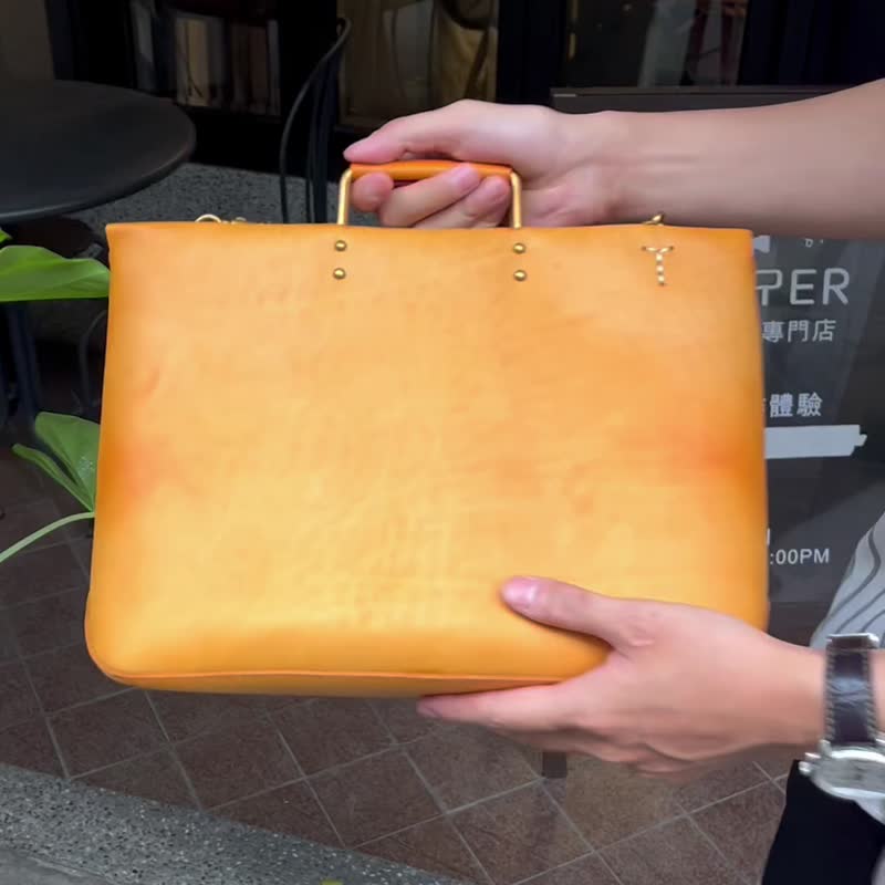 [Cross-back portable briefcase/briefcase/handbag] Customized engraving on Italian vegetable tanned leather - กระเป๋าเอกสาร - หนังแท้ หลากหลายสี