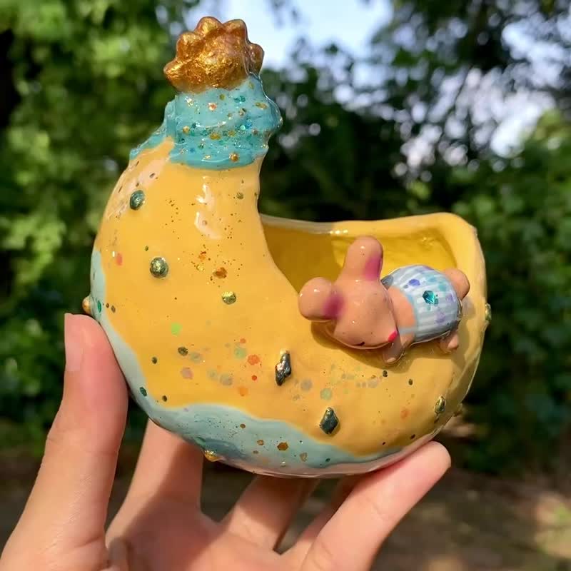 Handmade Bunny Planter - handcrafted pottery with drainage hole - 花瓶/花器 - 陶 黃色