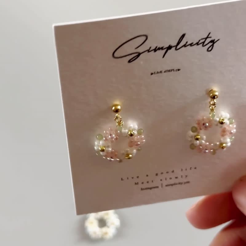 Simplicity | Beaded Small Flower Hoop Earrings - ต่างหู - วัสดุอื่นๆ สึชมพู