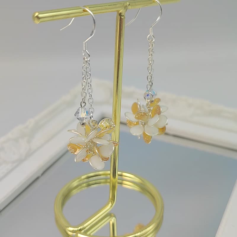 Dangling Mini Flower Ball Earrings. - ต่างหู - วัสดุอื่นๆ 