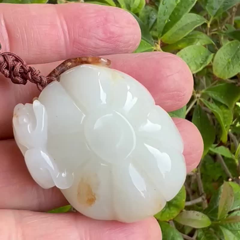 白玉蓮蓬青蛙圓雕 白玉 和闐玉 和田玉 吊飾 37克 圓雕 精雕 - 吊飾/掛飾 - 玉石 白色