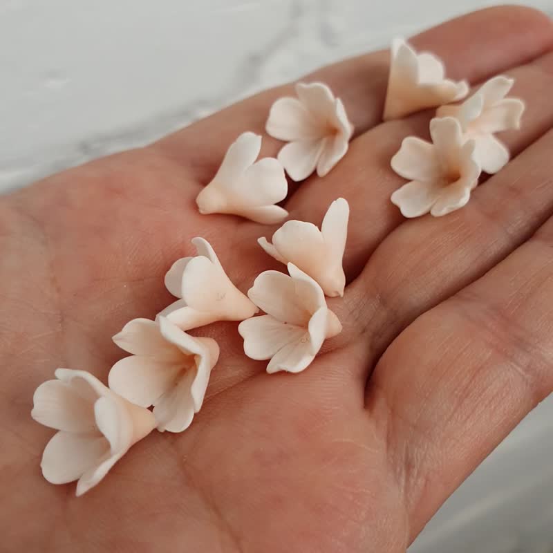 Pearl/ Beige Floral Beads for making jewelry 10-12 mm, Craft supplies Jewelry - ชิ้นส่วน/วัสดุอุปกรณ์ - ดินเหนียว หลากหลายสี