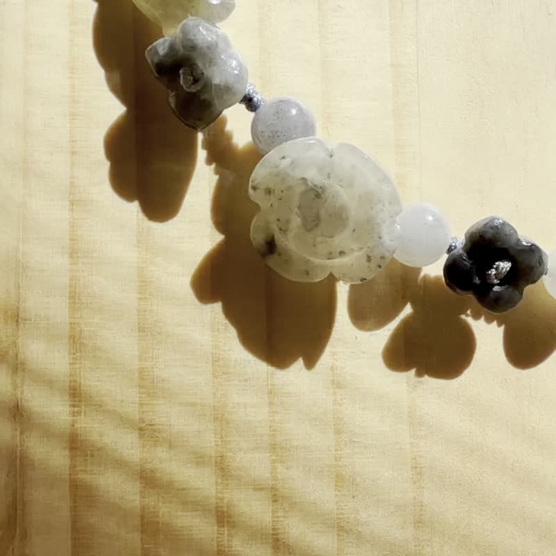 手工編織翡翠手鍊 — 霧藍玫瑰、桂花與蝴蝶手鍊 - 手鍊/手環 - 玉石 灰色