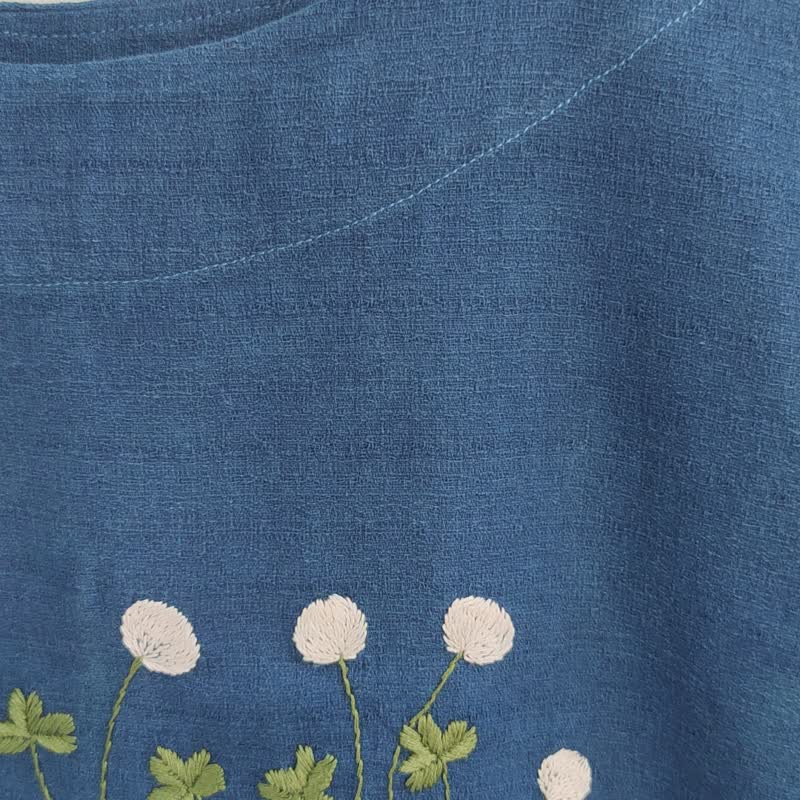 Chujai Clover -  刺繡靛藍襯衫 三葉草 白色 花 - 女上衣/長袖上衣 - 棉．麻 藍色