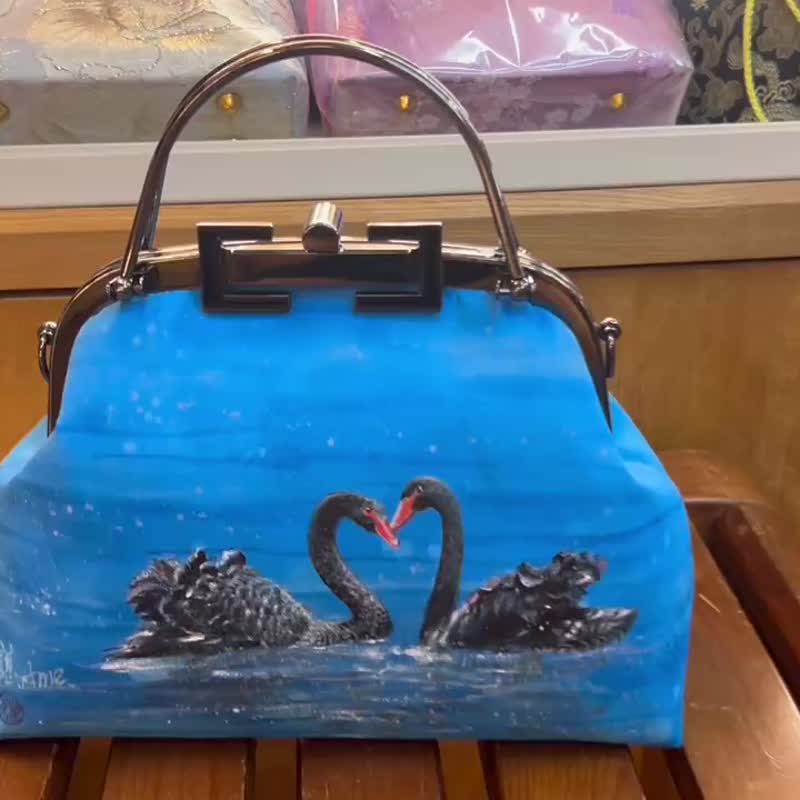 Taiwan's well-known painter hand-painted fine kiss lock bag black and white swan ready-made - กระเป๋าแมสเซนเจอร์ - ผ้าไหม หลากหลายสี