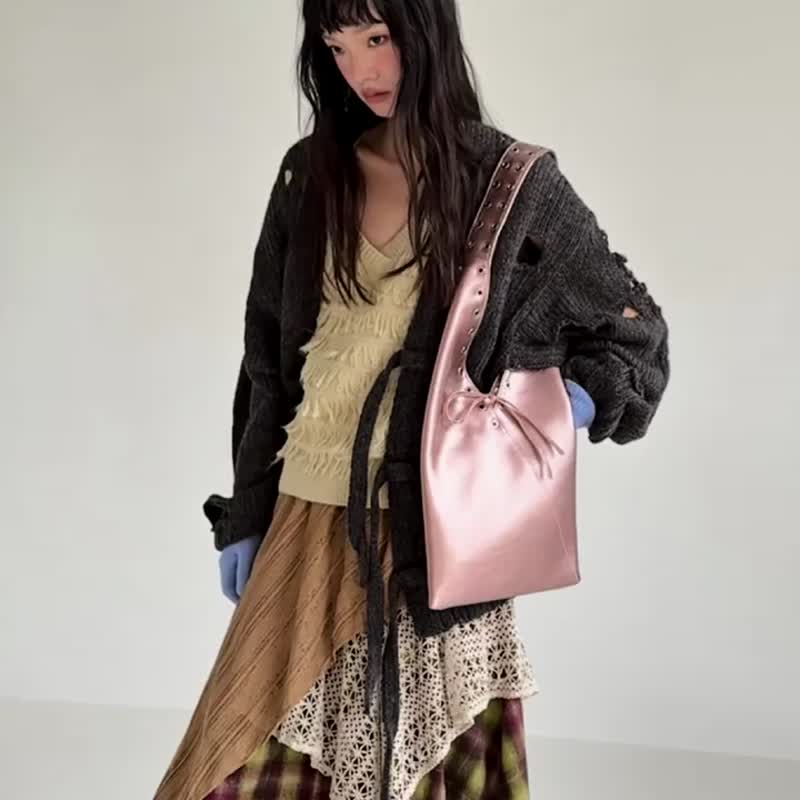 Metallic smoke pink trotro triangle bag steam wave punk riveted cowhide shoulder bag tote bag - กระเป๋าถือ - หนังแท้ สึชมพู