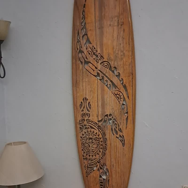 Surfboard-shape wall led light with maori pattern, turtle - 燈具/燈飾 - 木頭 卡其色