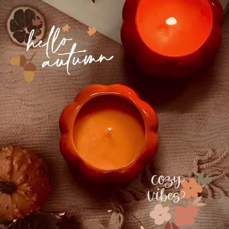 เทียนหอมไขถั่วเหลืองกลิ่น Cozy Cabin (Pumpkin Red Tea) - เทียน/เชิงเทียน - น้ำมันหอม สีส้ม