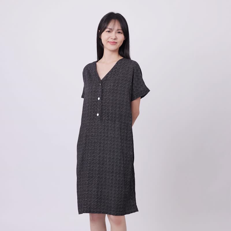 Chloe V Neck Check Pockets Shirt Dress/ Black Printed - ชุดเดรส - ผ้าฝ้าย/ผ้าลินิน สีดำ