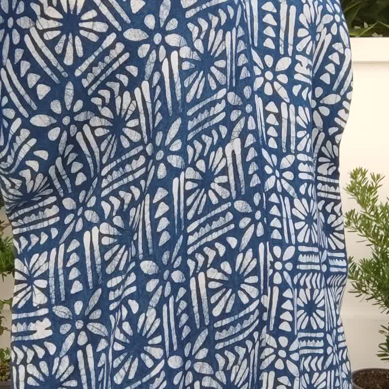 Batik V-Neck Long Dress Square Flower - 洋裝/連身裙 - 棉．麻 藍色