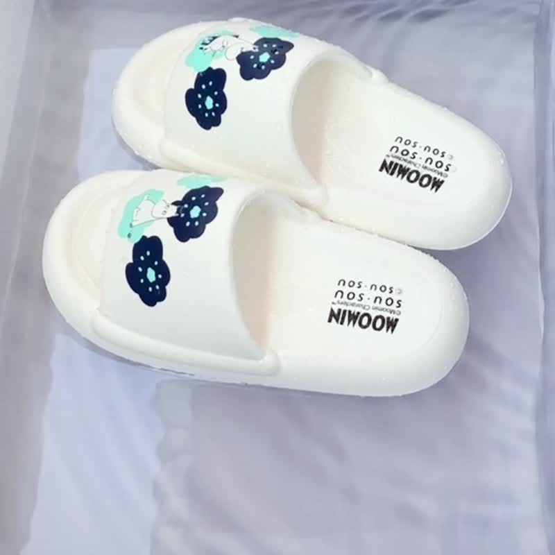 【Pinkoi x Moomin x SOU・SOU】Moomin and Smiling Buns Thick-soled Waterproof Slippers-White - Slippers - Waterproof Material White