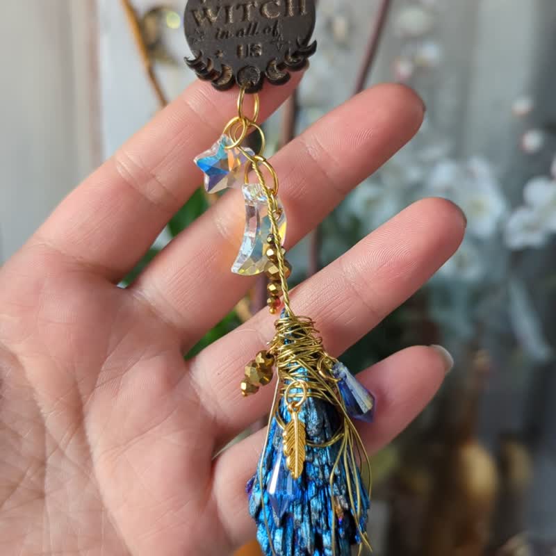 Witch Broom Car Rear View Mirror Charm - Aura Peacock Kyanite Broomstick OOAK - 壁貼/牆壁裝飾 - 寶石 藍色