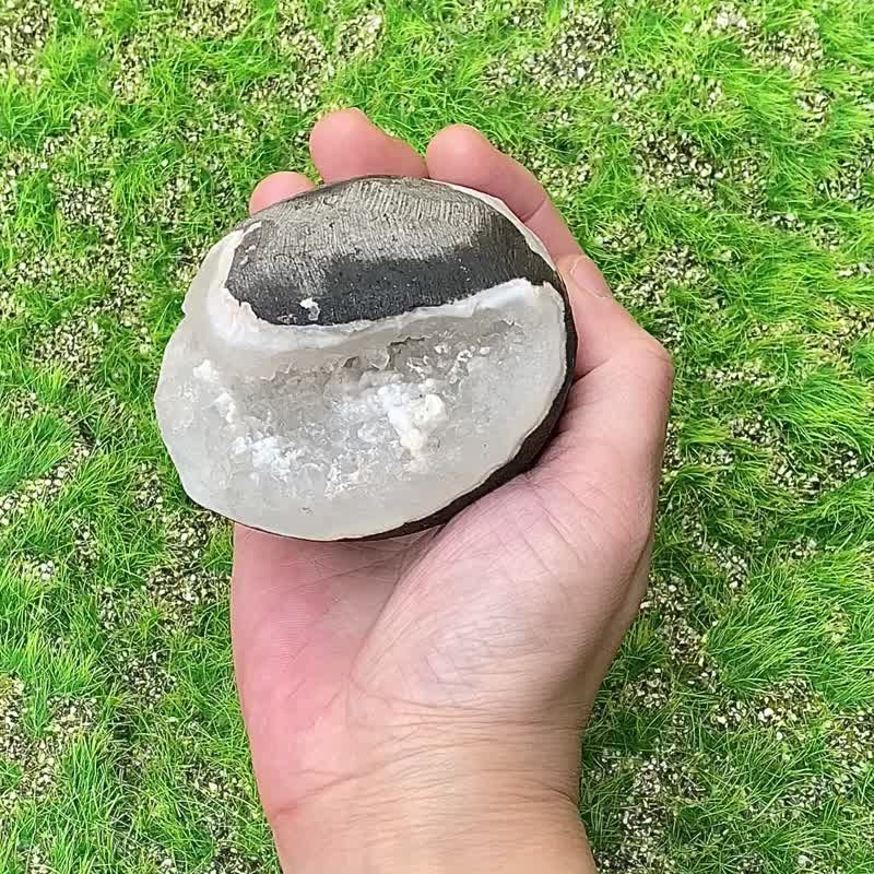 Attract money and stay away from negative magnetic fields - natural cute fish eye Stone smile small crystal hole degaussing purification - Other - Crystal White