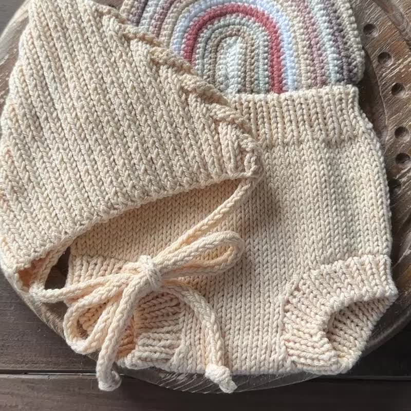 Beige bodysuit with hat for newborns: the perfect outfit for a little newborn - 嬰兒手鍊/飾品 - 其他金屬 卡其色