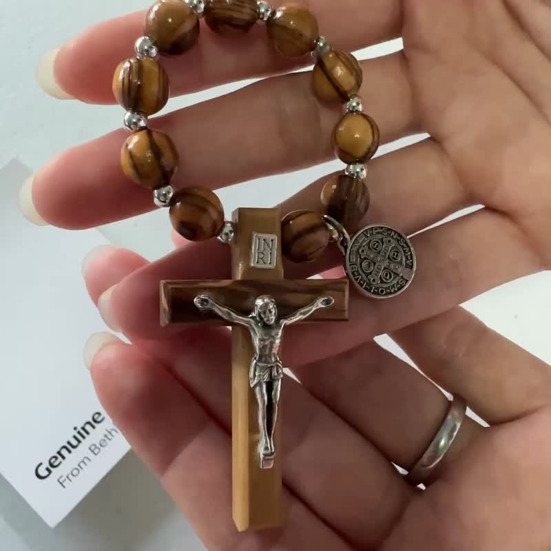 Pocket rosary car hanging 8mm olive wood bead,Jesus crucifix,St.Benedict plaque - พวงกุญแจ - วัสดุอื่นๆ หลากหลายสี