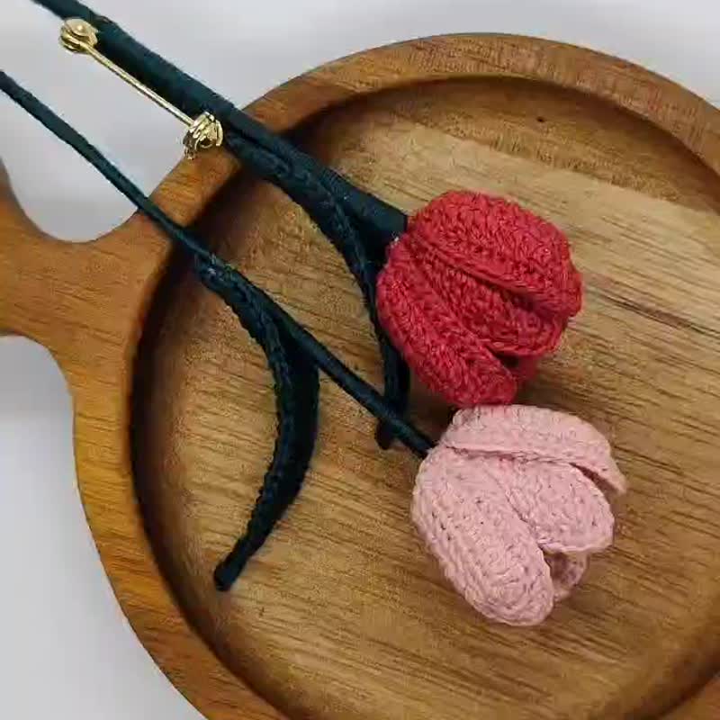 Crochet tulip brooch, bright red micro hook accessory - Brooches - Cotton & Hemp Red