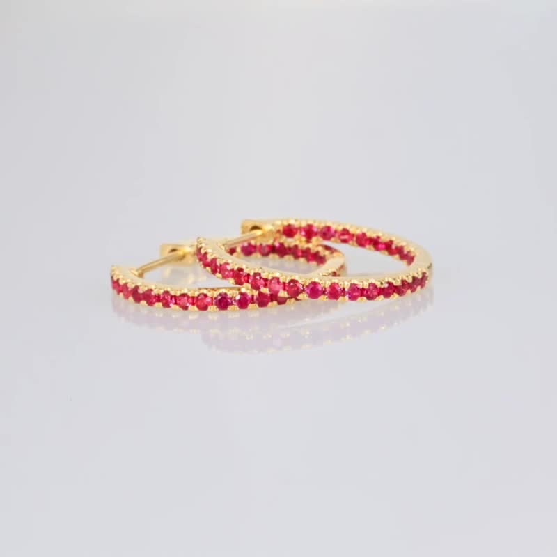 縁結びと金運を呼ぶ赤い紐、財運と火の運気を招くピジョンブラッドルビーの天然石18Kゴールドピアス - ピアス・イヤリング - 宝石 レッド