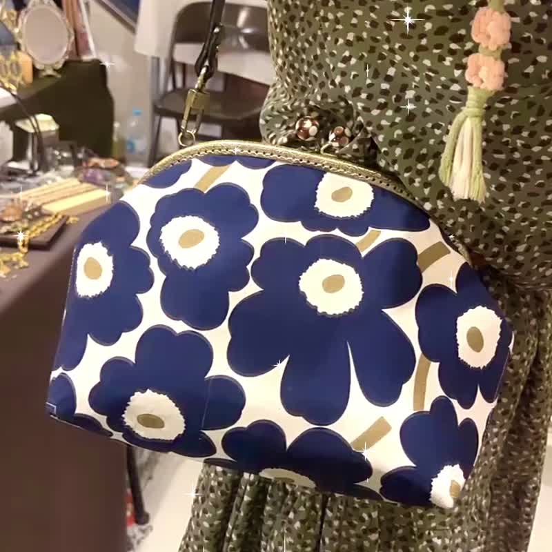 MBC 人手製 Marimekko 24cm 弧形框 口金包 - 側背包/斜背包 - 棉．麻 藍色