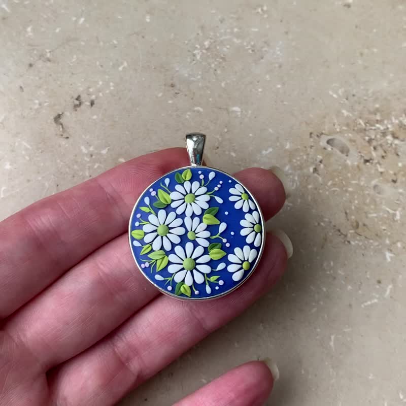 Daisy Pendant Necklace Clay Applique Floral Necklace Unique Handmade Jewelry - สร้อยคอ - ดินเหนียว สีน้ำเงิน