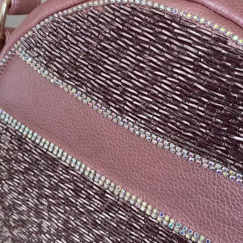 Hand embroidered crossbody round bag - 手袋/手提袋 - 環保材質 粉紅色