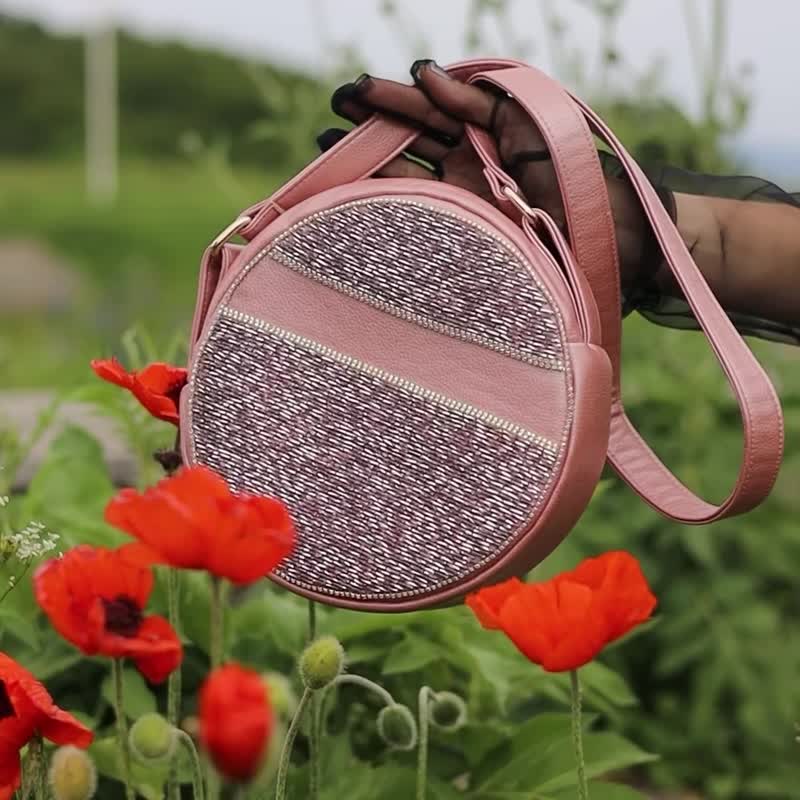 Hand embroidered crossbody round bag - 手提包/手提袋 - 環保材質 粉紅色